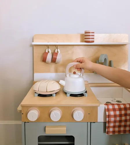 Miniatura 6 de Tender Leaf Toys Mini Chef Home Kitchen – Cocina de madera totalmente equipada con accesorios para cocinar – Desarrolla habilidades sociales