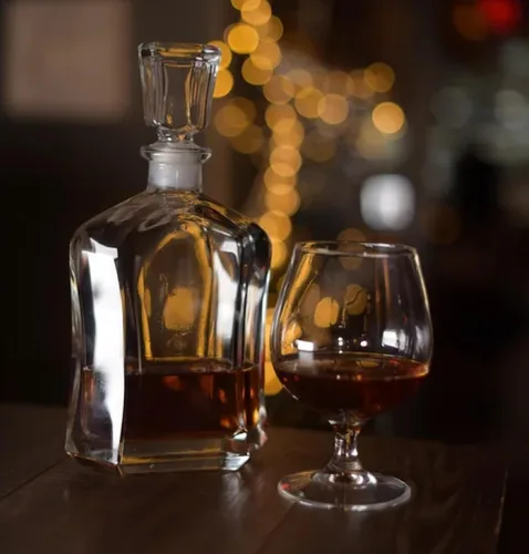 Miniatura 7 de Bormioli Rocco Capitol - Decantador de vidrio, tapón geométrico hermético, decantador de whisky de 23.75 onzas para vino, bourbon, brandy, licor