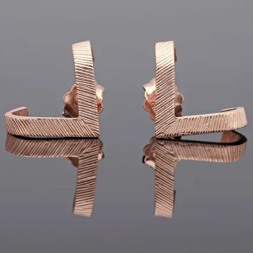 Miniatura 2 de Emmanuela - Aretes de aro texturizados en forma de V, plata de ley 925 chapada en oro, estilo minimalista, moderno, sexy, hipoalergénicos y sin