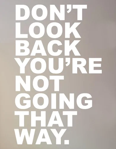 Calcomanía de vinilo con citas motivacionales para pared, diseño con texto en inglés «Don't Look Back You're Not Going That Way» #6053, 30 x 19
