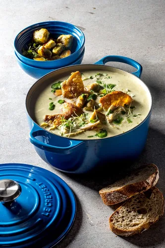 Miniatura 5 de Le Creuset Horno holandés redondo de hierro fundido esmaltado, 5.5 cuartos de galón, Marsella Marseille