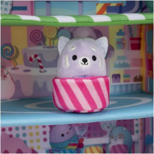 Miniatura 7 de Squishville de Original Squishmallows Sweet Shop - Set de juego con Priya la Panda Púrpura de 5 cm, Tres’zure el Gato Azul y Mesa y Silla de Bistro
