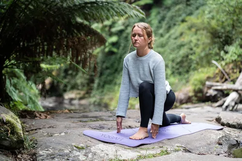 Miniatura 4 de YOGATI® Esterilla de Yoga con Correa con Líneas de Alineación. Esterilla de Entrenamiento en Casa para Mujeres, Hombres y Niños. Esterilla de Yoga