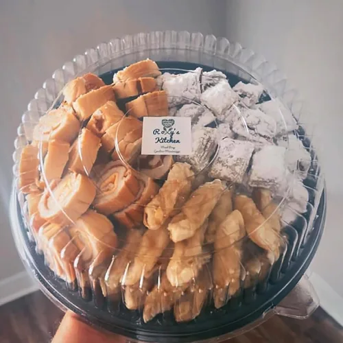 Miniatura 6 de Frcctre Paquete de 12 bandejas de plástico de 12 pulgadas con tapa, platos desechables de plástico para servir alimentos con tapas de cúpula