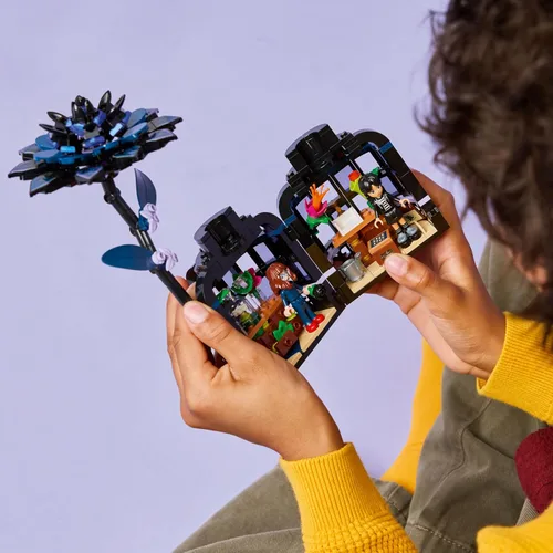 Miniatura 4 de LEGO Wednesday - Juguete de construcción de flores de dalia negra, juego de simulación para niñas y niños, a partir de 9 años, con Minidolls