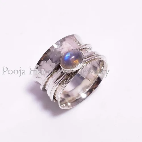 Pooja - Anillo de plata de ley 925, hecho a mano, con piedra de luna, anillo giratorio, anillo de banda ancha martillada, anillo giratorio de