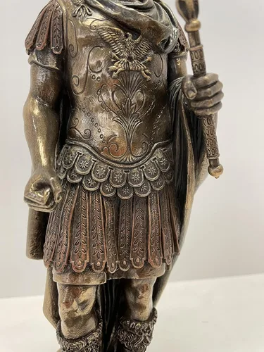 Miniatura 9 de Cayo Julio César en uniforme militar romano Estatua Acabado Bronce