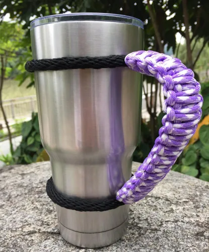 Miniatura 2 de MOCE Mango de paracaídas hecho a mano para vaso Yeti/Rtic/Ozark Trail Rambler de 30 onzas. Morado/Blanco Violeta/Blanco