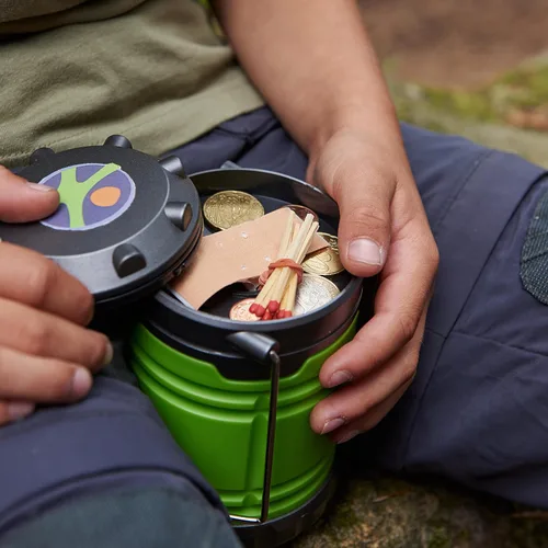 Miniatura 6 de HABA Linterna de campamento con asas resistentes para transportar y colgar con práctico compartimento de almacenamiento, elementos esenciales