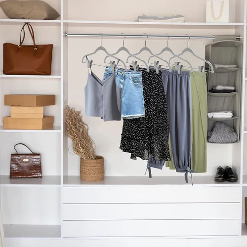 Miniatura 2 de Paquete de 20 perchas de plástico de calidad, no aterciopeladas, compactas y delgadas con clips de metal para faldas, pantalones, blusas, gancho Gris