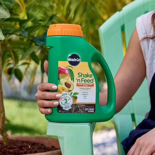 Miniatura 3 de Miracle-Gro Shake 'N Feed Alimento vegetal de liberación continua para cítricos, aguacate y mango, 4.5 libras