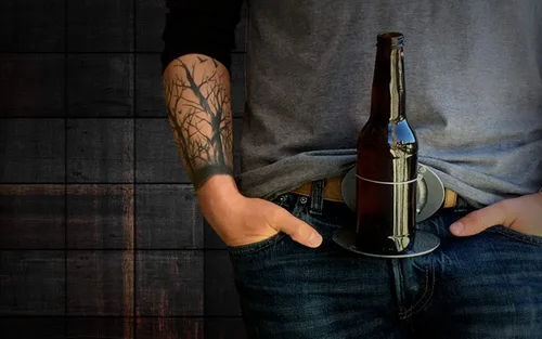 Miniatura 7 de Hebilla para cinturón, de BevBuckle Sostiene tu botella o lata para que tengas las manos libres.