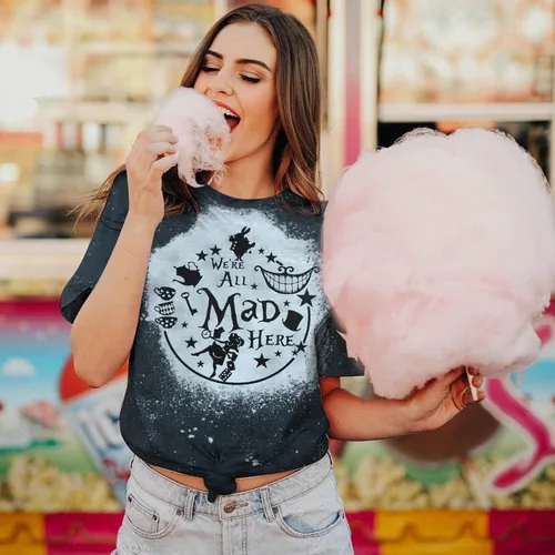 Miniatura 2 de Camiseta de Alicia en el país de las maravillas para mujer, camisetas de vacaciones con texto en inglés "We're All Mad Here", camiseta de fiesta