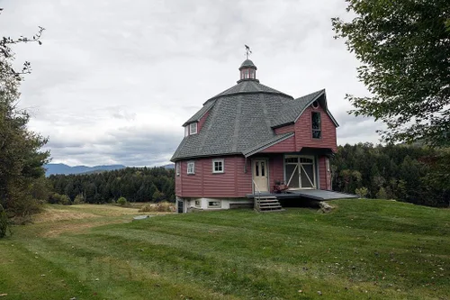 Historic Pictoric Foto - Un granero redondo cuyo propietario en Duxbury, Vermont, convertido en casa de huéspedes de su familia, reporducción