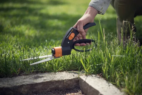 Miniatura 14 de Fiskars Servo-System Grass Shear GS42, Mecanismo servo-sistema antiatascos, Longitud: 135.4 in, Cuchillas de acero/Mangos de plástico