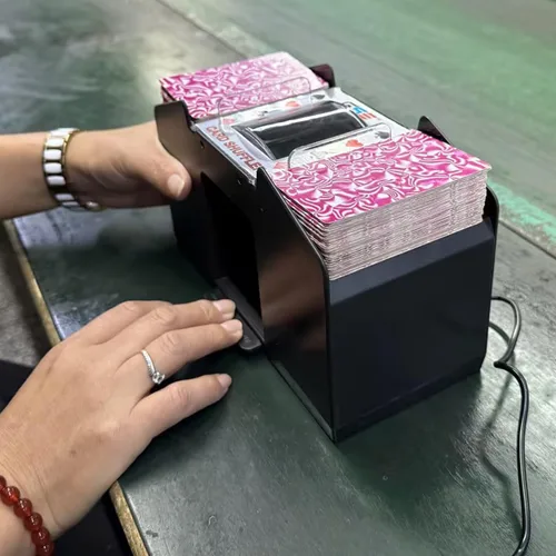Miniatura 6 de GSE Games & Sports Expert Barajador automático de cartas de 4 barajas, enchufe de alimentación y máquinas barajadoras a batería para jugar a las 4