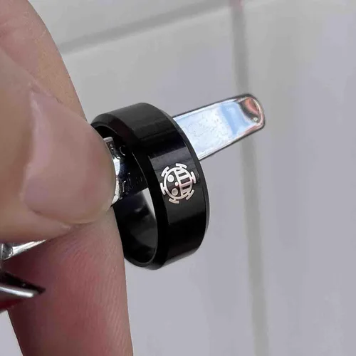 Miniatura 4 de Anillo de anime Trafalgar Lawbigote blanco flamenco con logotipo para hombres y niños, anillo negro de 0.315in de ancho, joyería de una pieza