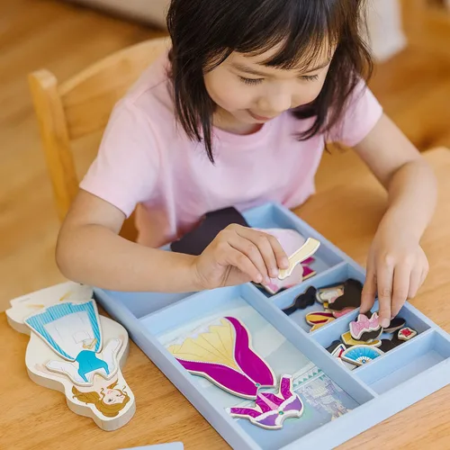 Miniatura 2 de Melissa & Doug Disney Belle - Juego de muñecas magnéticas de madera para disfrazarse (más de 30 piezas)