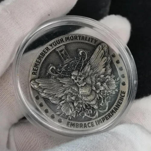 Miniatura 2 de Memento Mori Carpe Diem - Moneda de desafío de alto relieve – Ficha de recordatorio estoico de calavera y polilla, acabado plateado antiguo