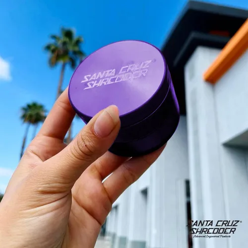 Miniatura 8 de Santa Cruz Shredder Molinillo de hierbas de metal con parte superior moleteada para un agarre más fuerte, 3 piezas, grande de 2.7 pulgadas (morado)
