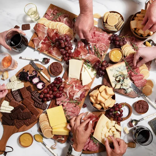 igourmet Mega Gourmet Surtido para 20 quesos importados, carnes curadas y acompañamientos, perfecto para grandes celebraciones, incluye Grana