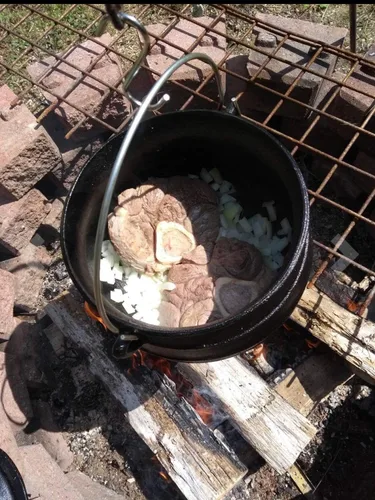 Miniatura 5 de Cuisiland Olla de caldero Potjie de hierro fundido de 8.5 cuartos con tapa y 3 patas, olla pre-sazonada estilo sudafricano para cocinar al aire