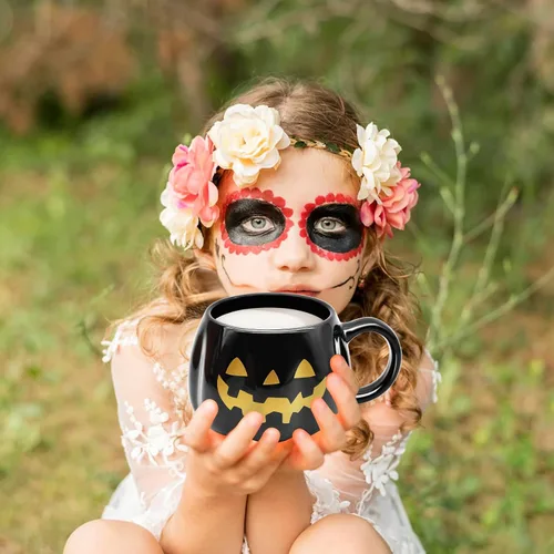 Miniatura 8 de Taza de calabaza negra de Halloween de 12 onzas, taza de café de cerámica Jack O'Lantern con cara dorada, regalos espeluznantes y lindos