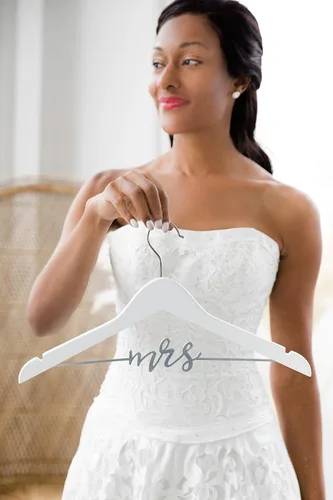 Miniatura 3 de Pearhead Colgador de vestido de novia de Mrs. - Elegante recuerdo de novia de madera con letras de alambre cursivo, accesorio de foto perfecto