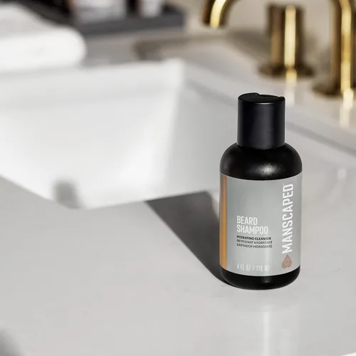 Miniatura 7 de MANSCAPED® El kit avanzado Beard Hedger® incluye nuestro recortador de barba y bigote de precisión premium, champú hidratante, acondicionador