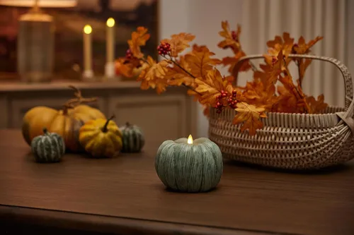 Miniatura 7 de Luminara Vela LED de llama móvil parpadeante sin llama con figura de calabaza (5.25 x 4.5 pulgadas), cera real suave sin perfume, función de tiempo