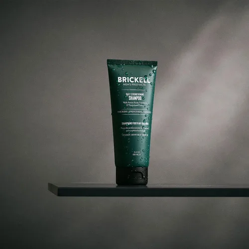 Miniatura 3 de Brickell Men's Products Champú fortalecedor diario para hombres, natural y orgánico con aceite de menta y árbol de té para calmar el cuero cabelludo