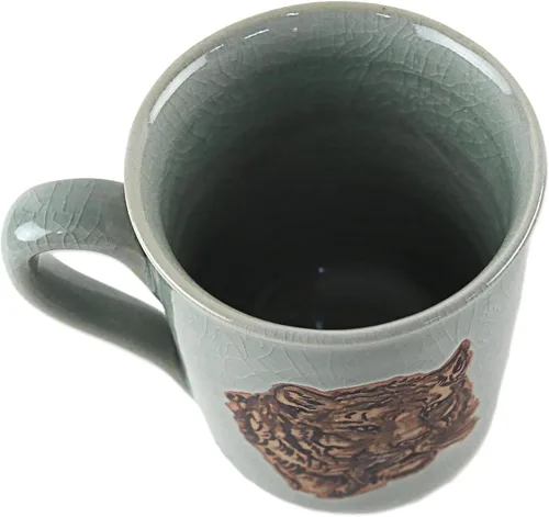 Miniatura 2 de NOVICA Taza artesanal de cerámica celadón hecha a mano con tigre pintado de Tailandia, vajilla verde, tazas de vajilla con temática de animales