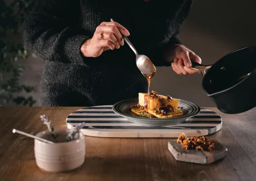 Miniatura 6 de Le Creuset Cacerola antiadherente endurecida Pro Open con boquillas de doble vertido, 1.7 cuartos de galón.