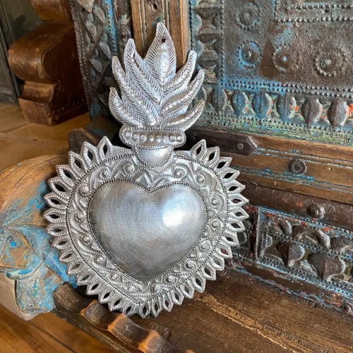 Miniatura 4 de Decoración de pared de corazón de metal Milagro, corazón flameante, hecho a mano, 7 x 10 pulgadas, Haití, adorno, hecho a mano, adornos únicos