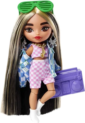 Muñeca Barbie Extra Minis #2 (14 cm) con traje a cuadros de 2 piezas y chaqueta, con soporte para muñeca y accesorios que incluyen gafas de sol con