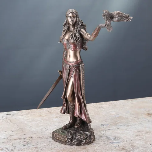 Miniatura 5 de Veronese Design 10 1/4 pulgadas Diosa celta Morrigan con cuervo y espada Estatua de resina acabado en bronce
