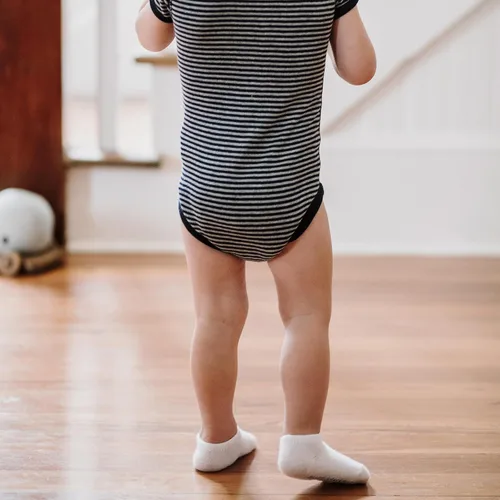 Miniatura 3 de Burt's Bees Baby Calcetines unisex para bebé, altura hasta el tobillo o tripulación, hechos con algodón orgánico suave, 6 paquetes con agarres
