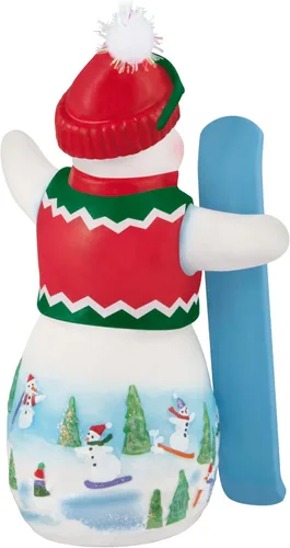 Miniatura 6 de Hallmark Keepsake Adorno de Navidad 2025, Snowtop Lodge Ollie U. Halfpipe, porcelana, muñeco de nieve, regalos para coleccionistas