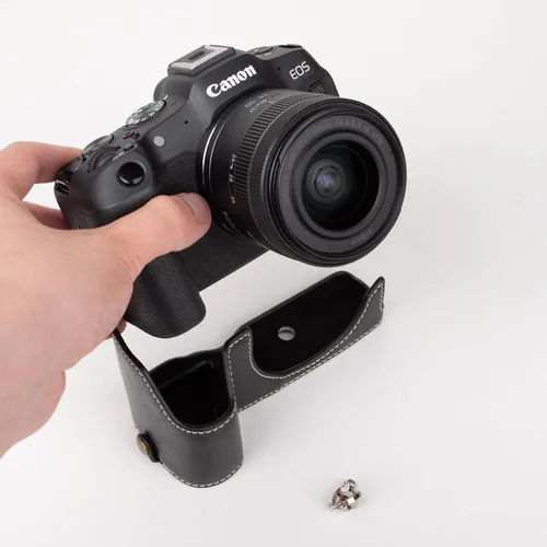 Miniatura 6 de MUZIRI KINOKOO Funda para cámara Canon EOS R8/RP DSLR, estilo retro funda protectora de piel sintética con agarre de mano y diseño inferior de Negro