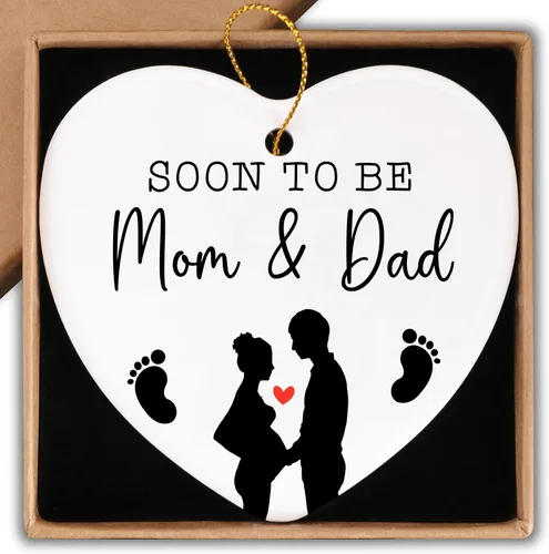 Miniatura 7 de Regalos de revelación de género, decoración con texto en inglés «We Become A Family of Thre», adorno de cerámica para recuerdo, placa de corazón