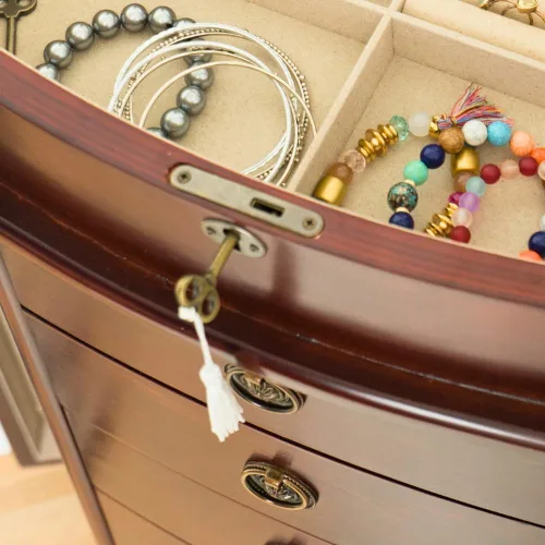 Miniatura 6 de Hives and Honey Noelle Jewelry Armoire, organizador de almacenamiento con cierre con 7 cajones y 2 puertas con ganchos para collares, cereza