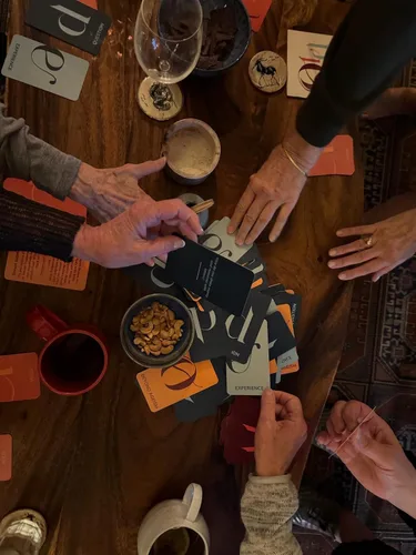 Miniatura 4 de Juego de cartas conversacional que está revisionando la forma en que pensamos y hablamos sobre el envejecimiento y los últimos capítulos de esta