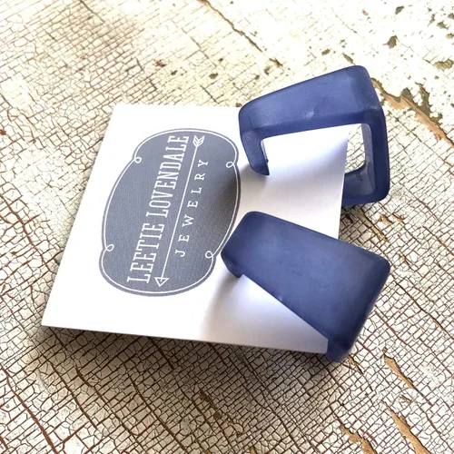 Miniatura 4 de Pendientes de aro cuadrados geométricos de Lucite esmerilado azul mezclilla