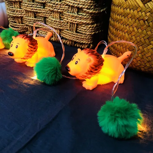 Miniatura 10 de Guirnalda de luces LED con forma de león con forma de animal de 5.4 pies, 10 luces LED de león con sombrero rojo, luces de hadas para decoración