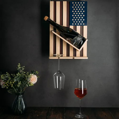 The Wine Savant Estante para vinos montado en la pared con la bandera estadounidense, hermoso soporte para botellas y vino y 2 vasos patrióticos