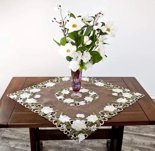 Miniatura 4 de Hermoso diseño floral de magnolia blanca y hojas verdes bordadas en lino de poliéster marrón (cuadrado de 33 pulgadas)
