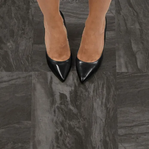 Miniatura 10 de FloorPops FP3328 Raven - Azulejos de suelo para despegar y pegar, color negro (paquete de 2)