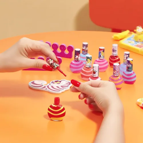 Miniatura 6 de Set de esmalte de uñas Townley Girl Alicia en el País de las Maravillas de 10 piezas, a base de agua, removible con colores brillantes, brillantes