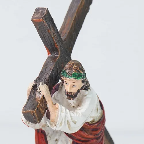Miniatura 4 de DreamsEden Figura religiosa pequeña de 4.7 pulgadas con cruz de Jesús, figura religiosa de pequeño Jesús que lleva la cruz en el camino al calvario