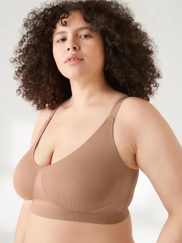 Miniatura 3 de True & Co Sujetador de tirantes ajustables con cuello en V suave para mujer